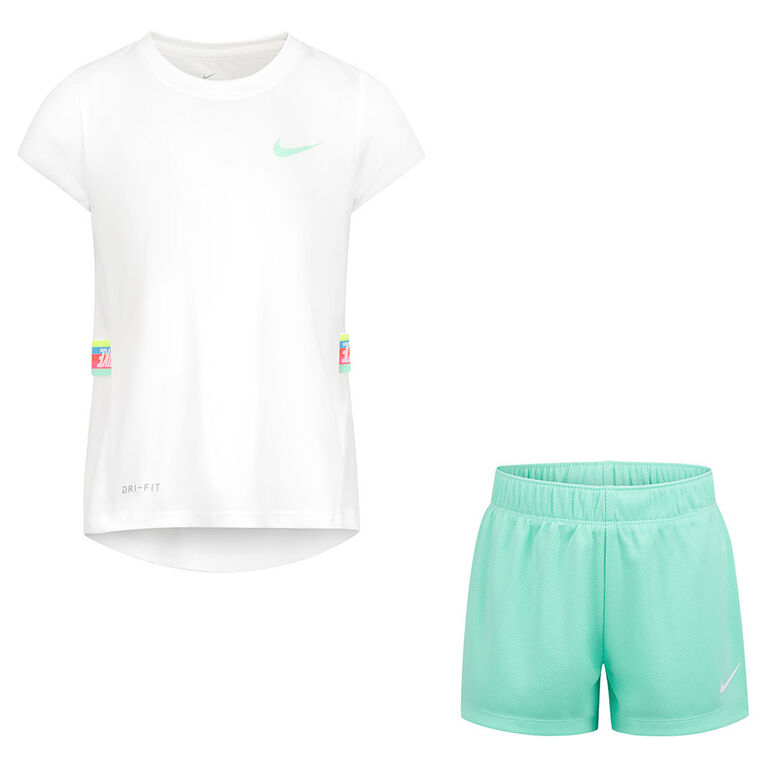 Ensemble T-shirt et Shorts Nike- Vert - Taille 6