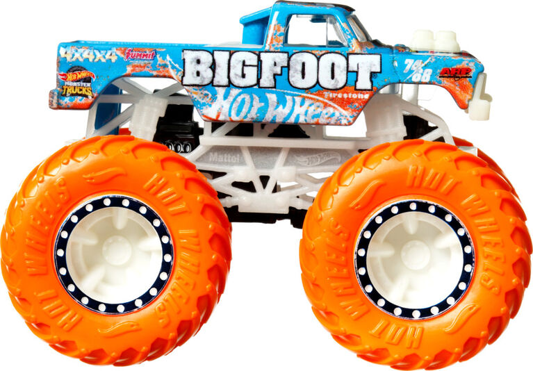 Hot Wheels Monster Trucks Glow in the Dark 1:64 Scale Truck - R Exclusive - Styles May Vary