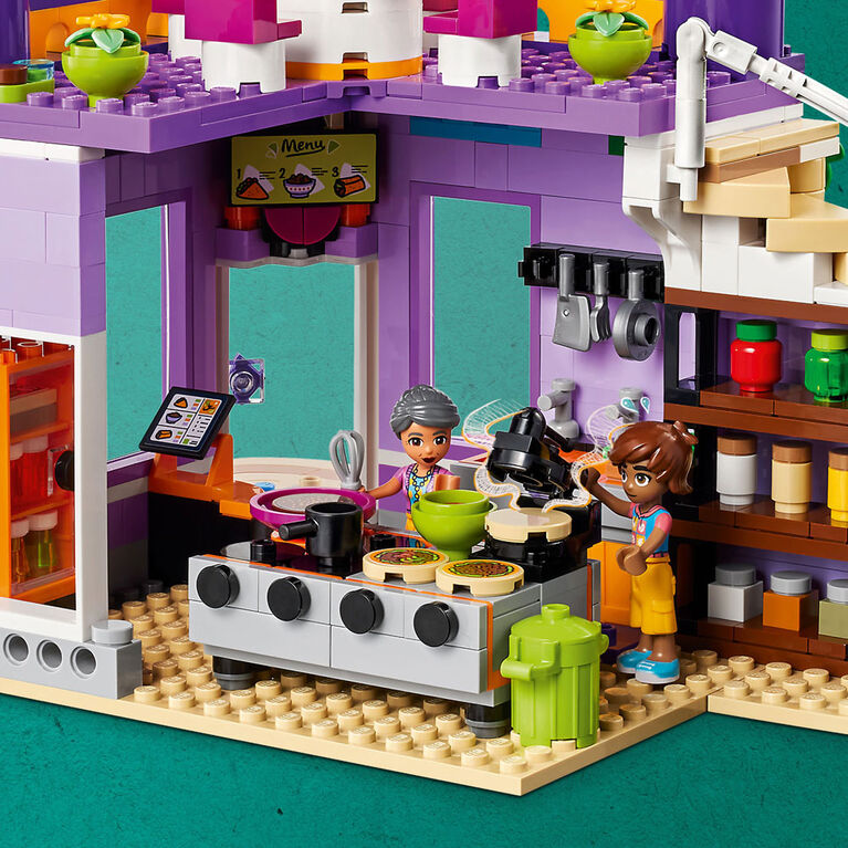 Photo libre de droit de Lego Femme Dans La Cuisine Avec Une