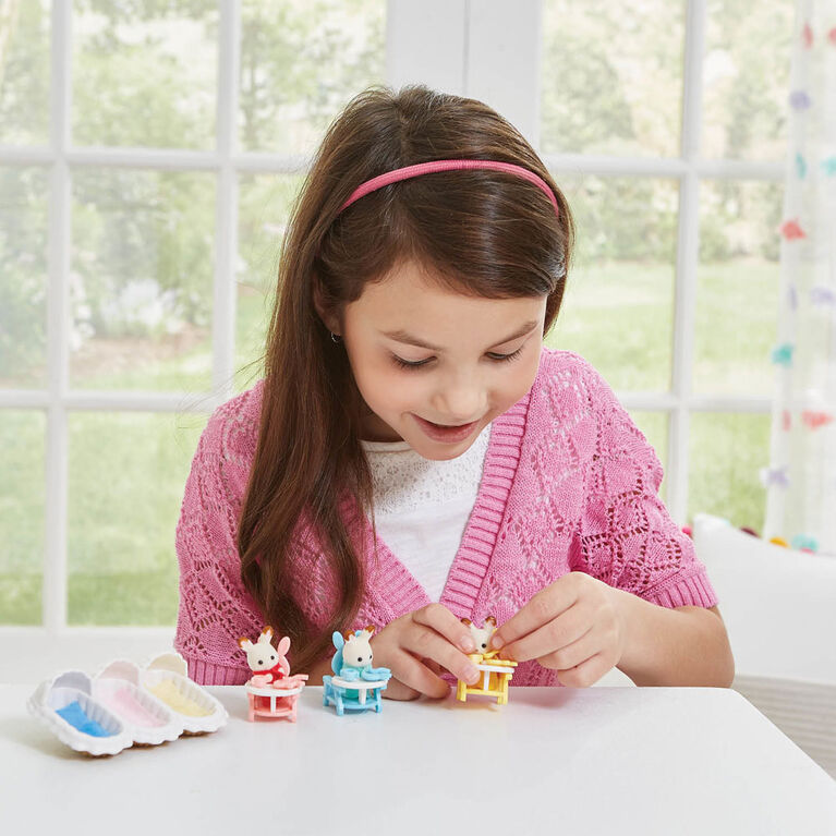Ensemble de soins pour triplés de Calico Critters, ensemble de jeu pour maison de poupée avec accessoires et 3 figurines
