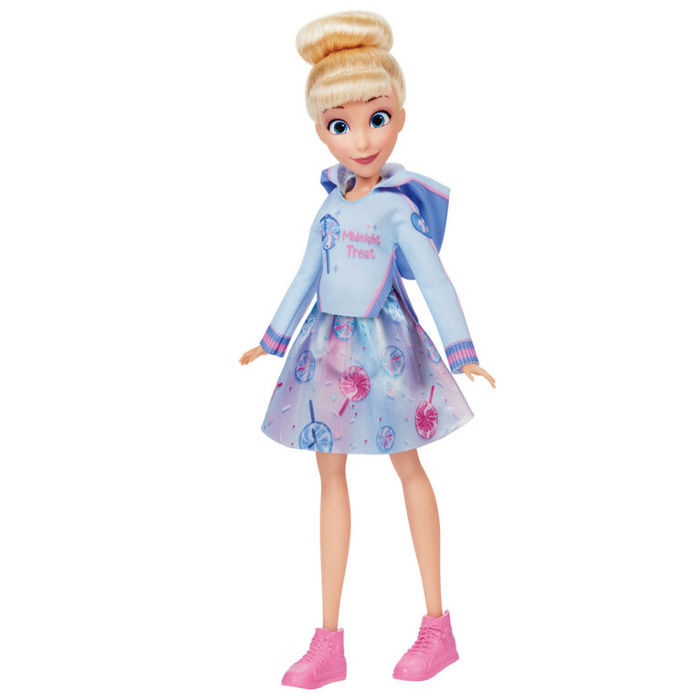 Disney Princesses Comfy Squad, Cendrillon, poupée mannequin avec tenue et chaussures supplémentaires