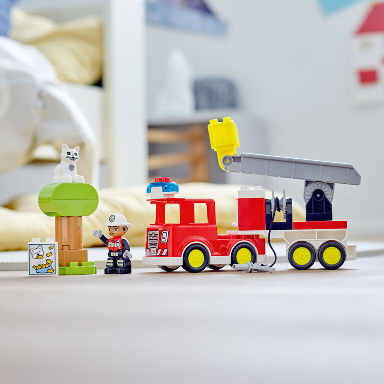 Les enfants jouent avec un vrai camion de pompiers 