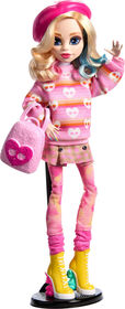 Monster High Enid Sinclair Poupée à collectionner dans une tenue rose avec béret et sac à dos, socle pour poupée