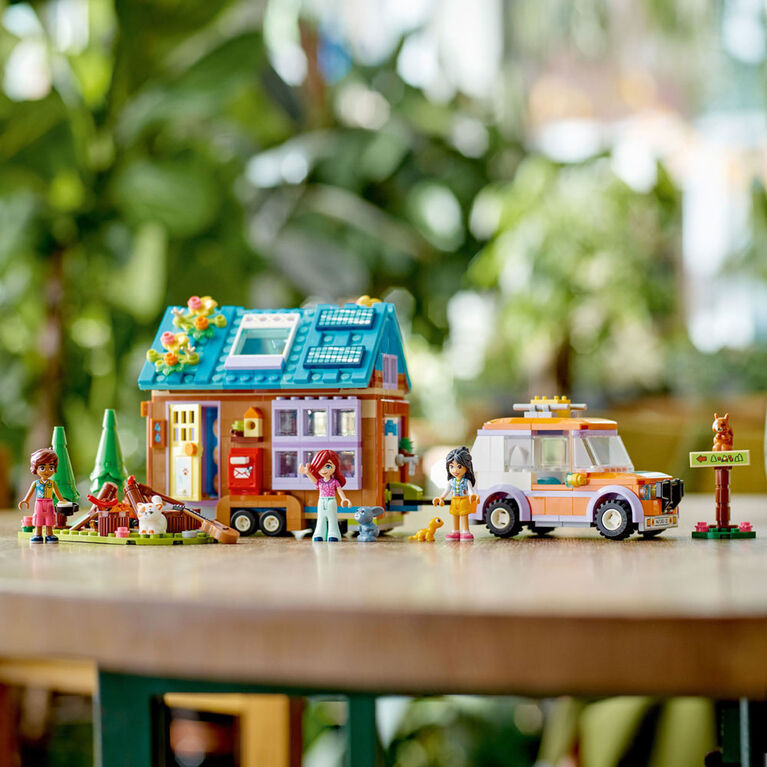 Une Maison Miniature Avec Une Vraie Piscine À Fabriquer À La Main 